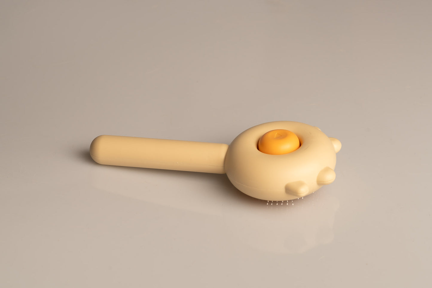 Pet grooming brush for cats and dogs with ergonomic handle